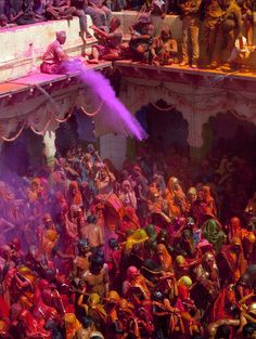 Fêtes indiennes avec les lumières de Diwali et les couleurs de Holi