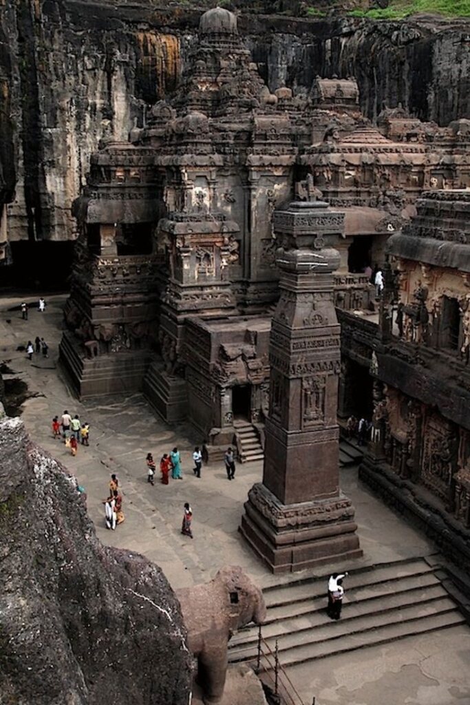 Grottes d'Ajanta et Ellora en Inde avec le temple de Kailasa